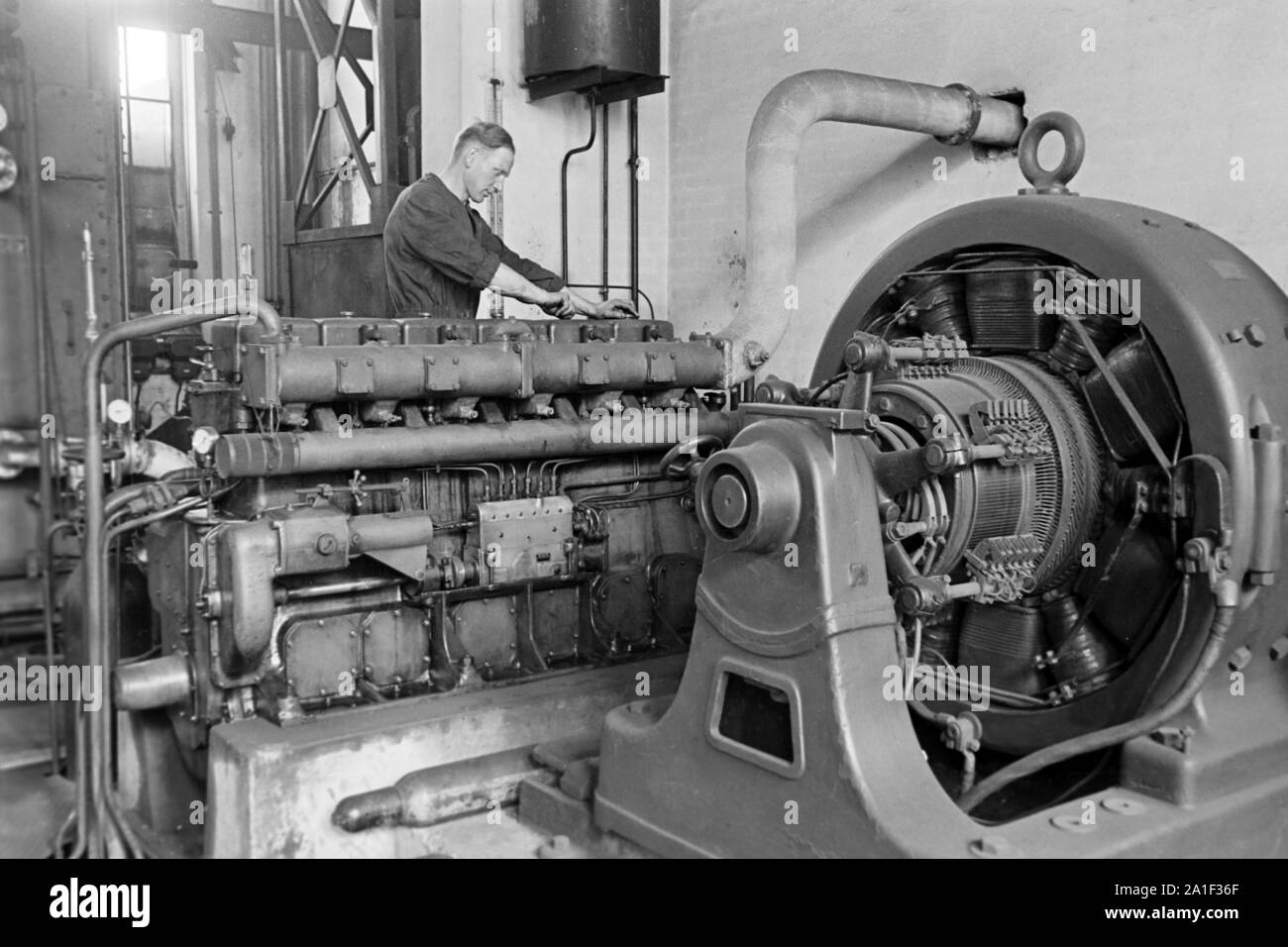 Motoren treiben der Maschinen der Konservenfabrik C. Th. Lampe in Braunschweig an, Deutschland 1939. Engines keeping running the machines at the canning factory C. Th. Lampe in Brunswick, Germany 1939. Stock Photo