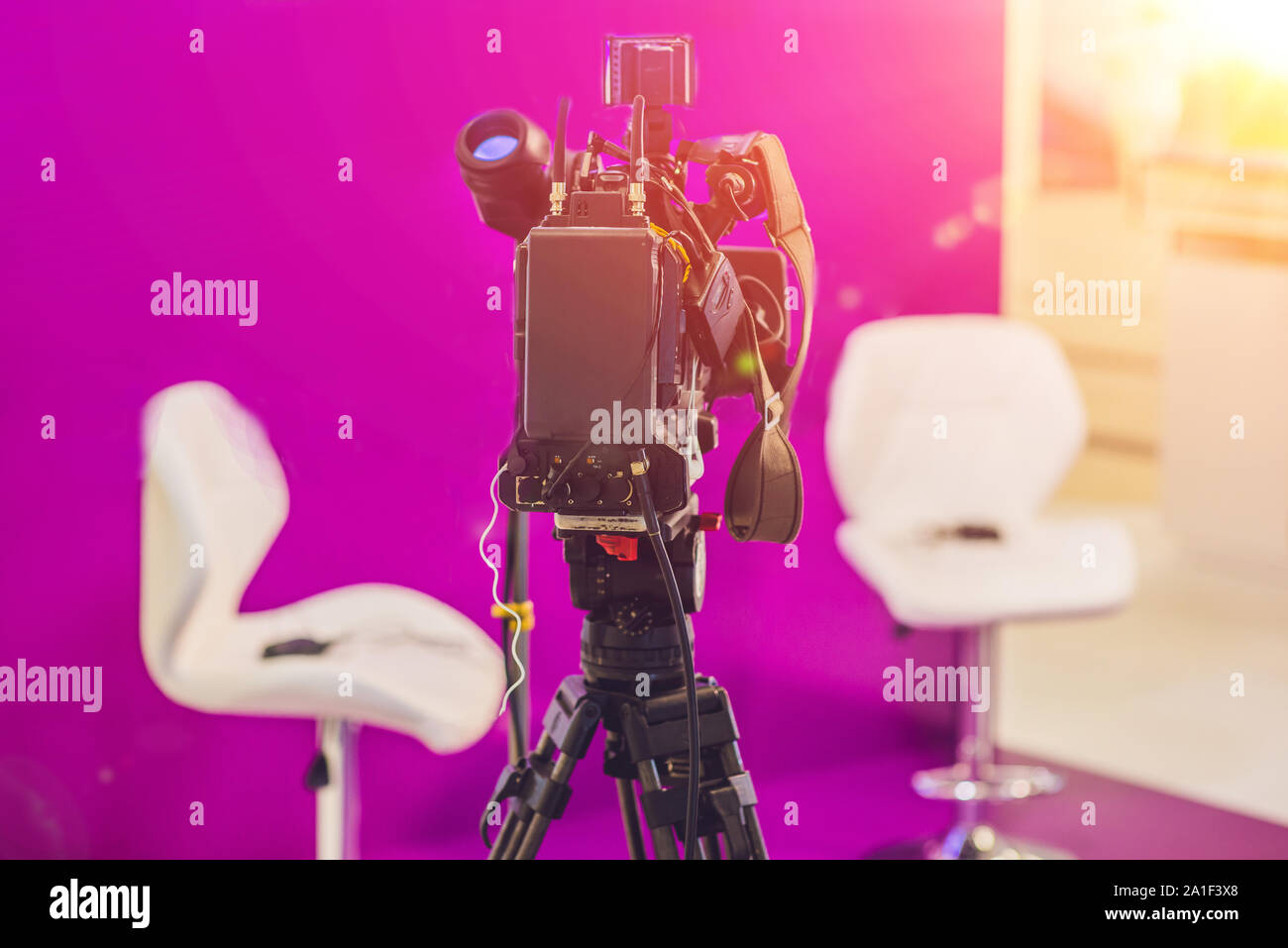 Black woman with news tv camera hi-res stock photography and images - Alamy