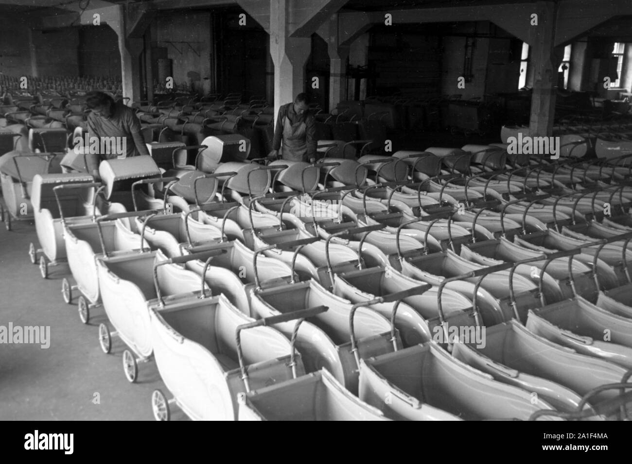 Fertige Kinderwagen im Lager der Kinderwagenfabrik Zekiwa in Zeitz,  Deutschland 1948. Ready for sale prams at the warehouse of the pram factory  Zekiwa in Zeitz, Germany 1948 Stock Photo - Alamy