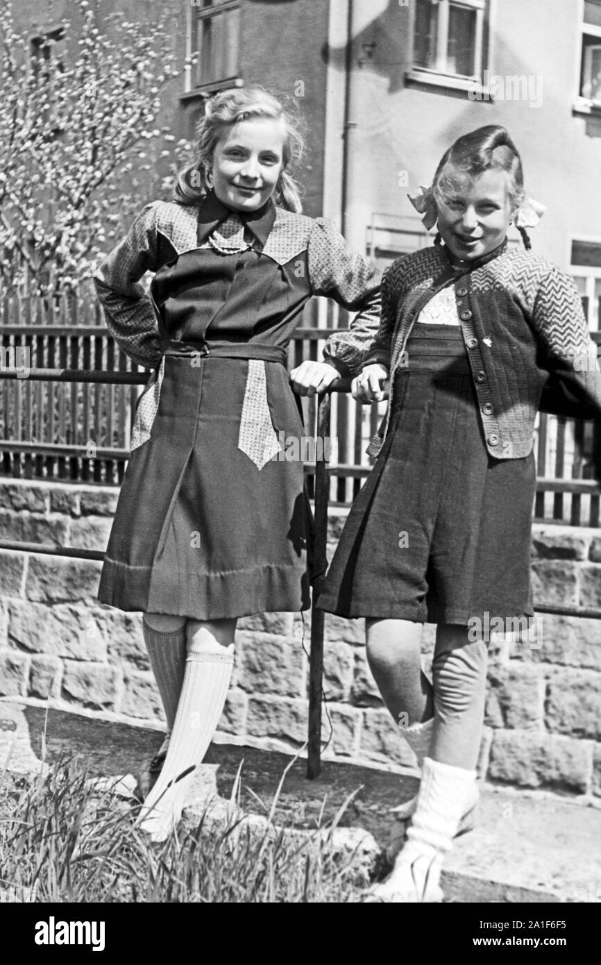 Zwei Mädchen im Nachkriegsdeutschland in Dresden, Deutschland 1948. Two girls in post war Germany, 1948. Stock Photo