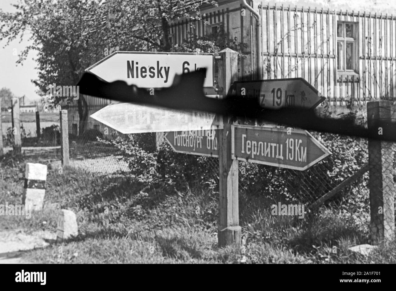 Straßenschild in Horka, Deutschland 1949. Road sign at the village of Horka, Germany 1949. Stock Photo