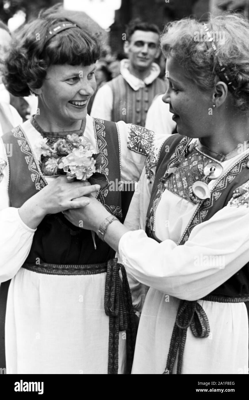 Frauen in Tracht beim Volksfest, Schleswig-Holstein, Deutschland, 1960er Jahre. Women in costume at the Volksfest, Schleswig-Holstein, Germany, 1960s. Stock Photo