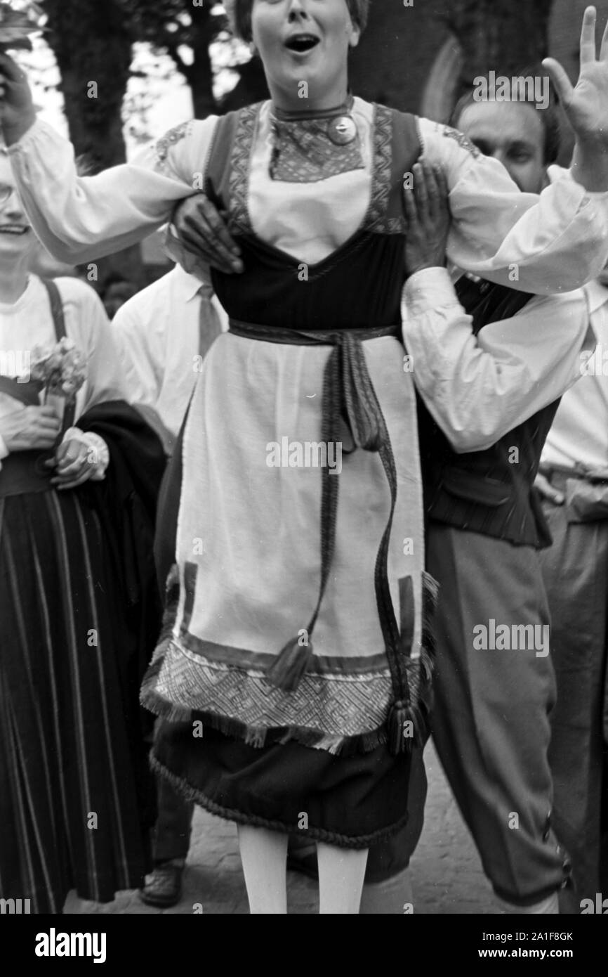 Frau in Tracht beim Volksfest, Schleswig-Holstein, Deutschland, 1960er Jahre. Women in costume at the Volksfest, Schleswig-Holstein, Germany, 1960s. Stock Photo