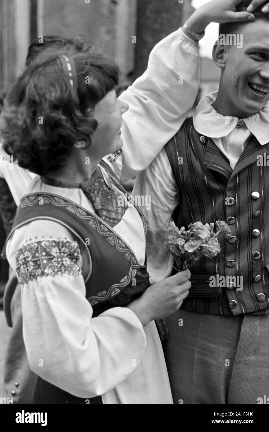 Trachtenpärchen beim Volksfest, Schleswig-Holstein, Deutschland, 1960er Jahre. Traditional couple at the Volksfest, Schleswig-Holstein, Germany, 1960s. Stock Photo