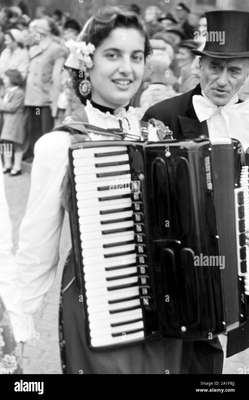 Frau mit Akkordeon beim Volksfest, Schleswig-Holstein, 1960er Jahre. Woman with accordion at the Volksfest, Schleswig-Holstein, 1960s. Stock Photo
