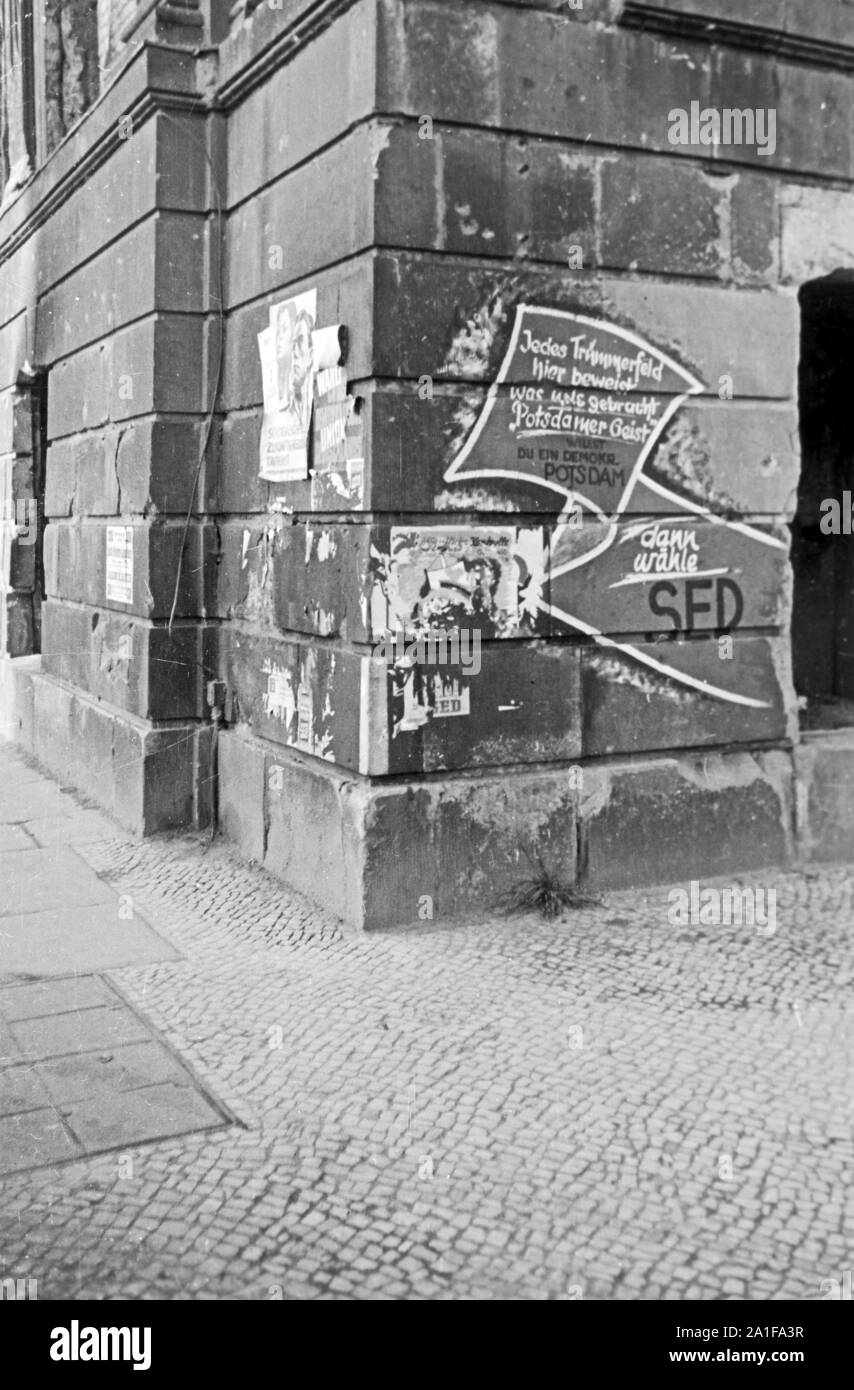 Werbung für die SED an der Ecke eines Hauses in Potsdam, Deutschland 1946. SED party canvassing at the corner of a house at Potsdam, Germany 1946. Stock Photo