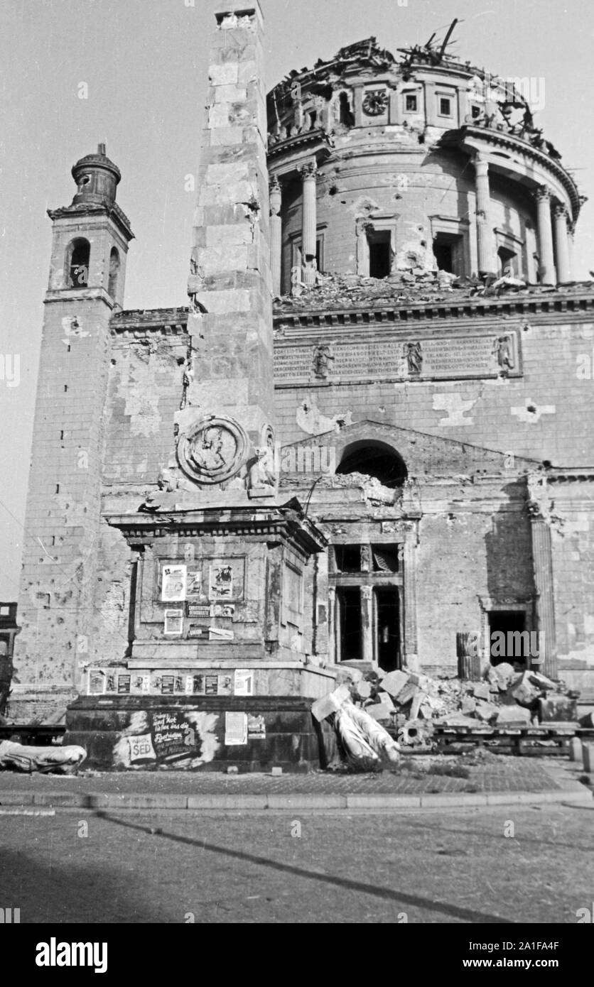 Zerstörte Kirche Sankt Nikolai in Potsdam bei Berlin, Deutschland 1946. Destroyed Saint Nikolai church at Potsdam near Berlin, Germany 1946. Stock Photo