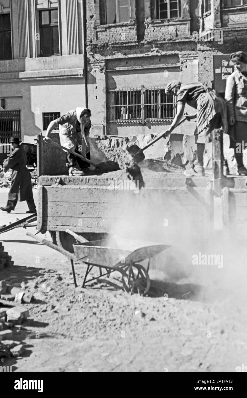 Trümmerfrauen bei der Arbeit in den Schuttbergen von Berlin ...