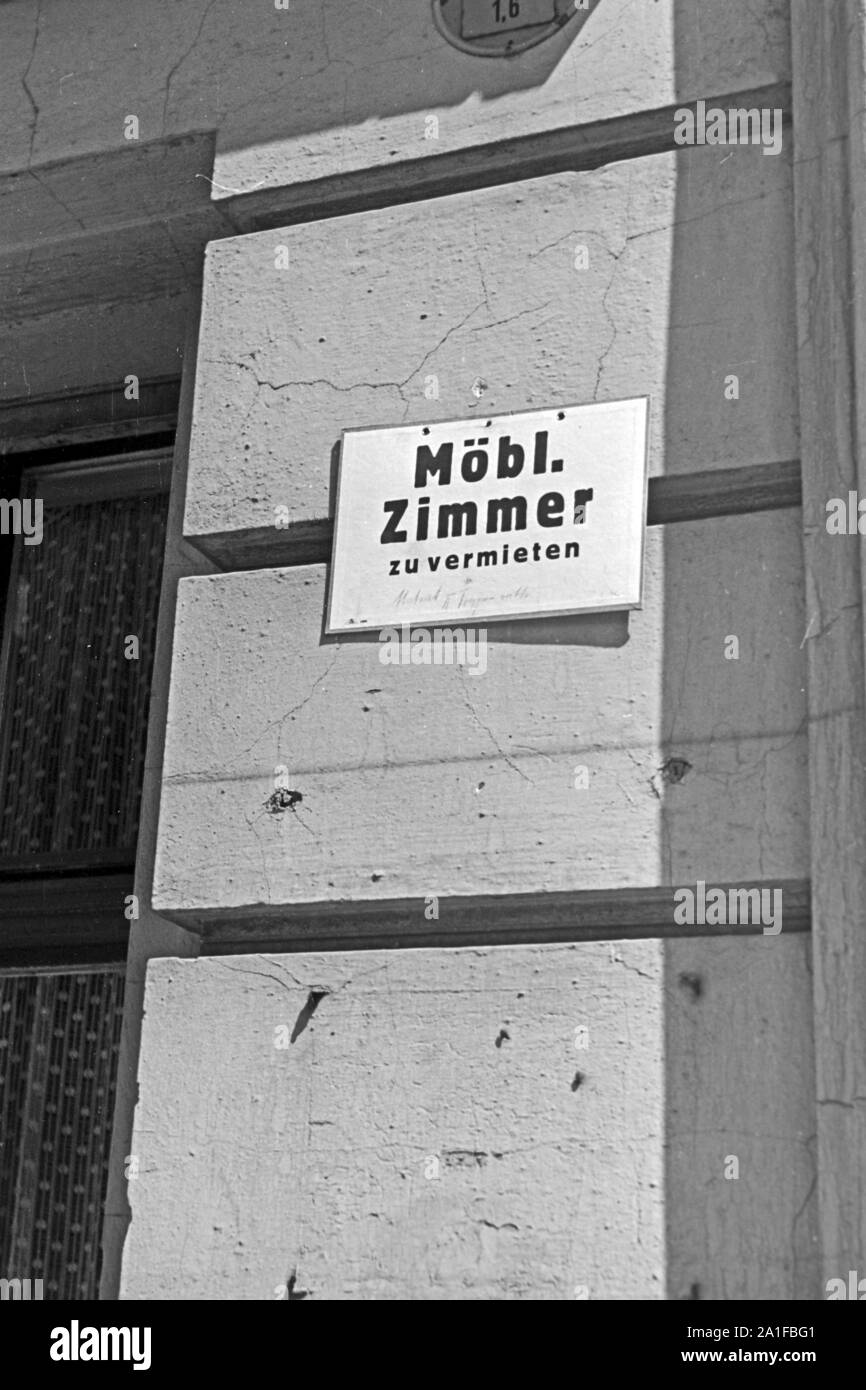 Schild mit der Aufschrift 'Möbl. Zimmer zu vermieten' an einer Hauswand in Berlin, Deutschland 1949. Sign saying 'Furnished room for rent' on a Berlin house wall, Germany 1949. Stock Photo