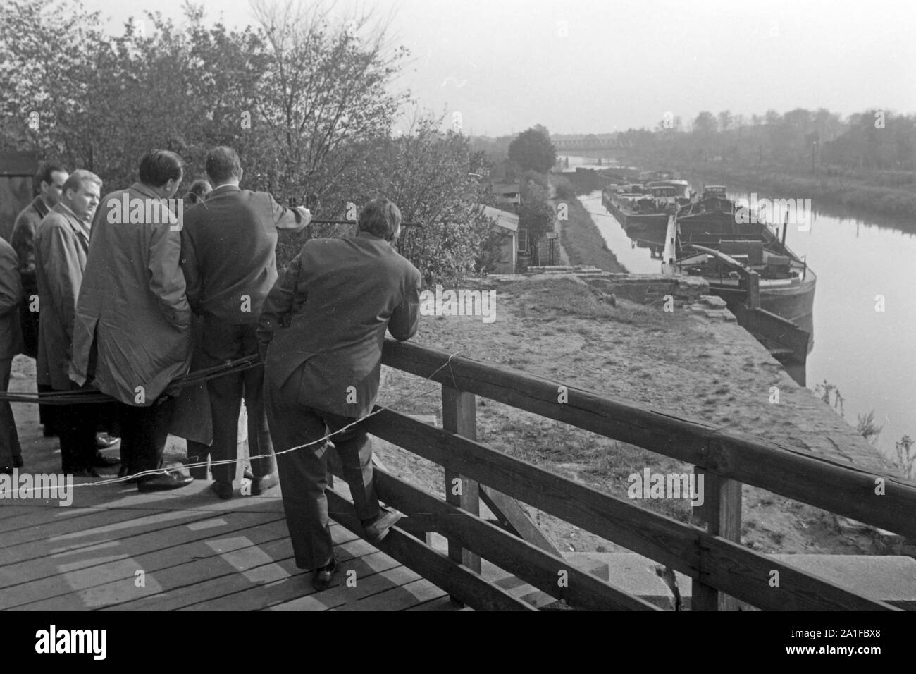 Eine Reisegruppe schaut von der Westseite auf die Ostseite des geteilten Berlin, Deutschland 1962. A tourist group watching the East from the West of Berlin, Germany 1962. Stock Photo