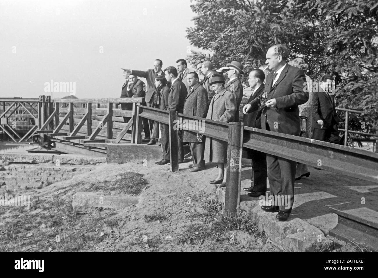 Eine Reisegruppe schaut von der Westseite auf die Ostseite des geteilten Berlin, Deutschland 1962. A tourist group watching the East from the West of Berlin, Germany 1962. Stock Photo