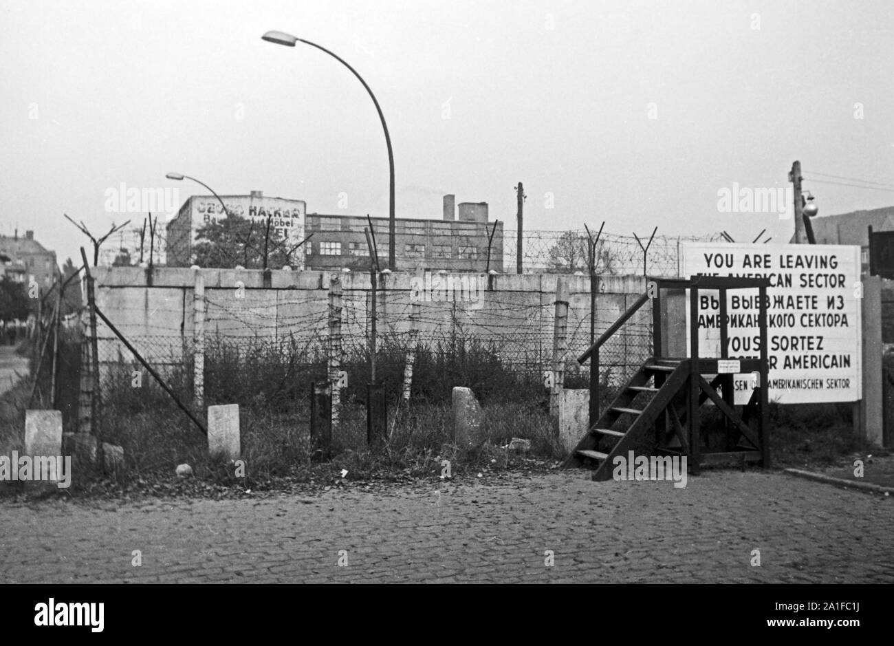Grenze des amerikanischen Sektors an der Ecke Treptower und Heidelberger Straße in Berlin, Deutschland 1962. Border of the American sector on the corner of Treptower and Heidelberger street in Berlin, Germany 1962. Stock Photo
