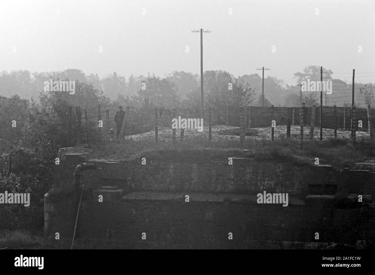 Grenze des amerikanischen Sektors an einem Kanal in Berlin, Deutschland 1962. Border of the American sector by a canal in Berlin, Germany 1962. Stock Photo