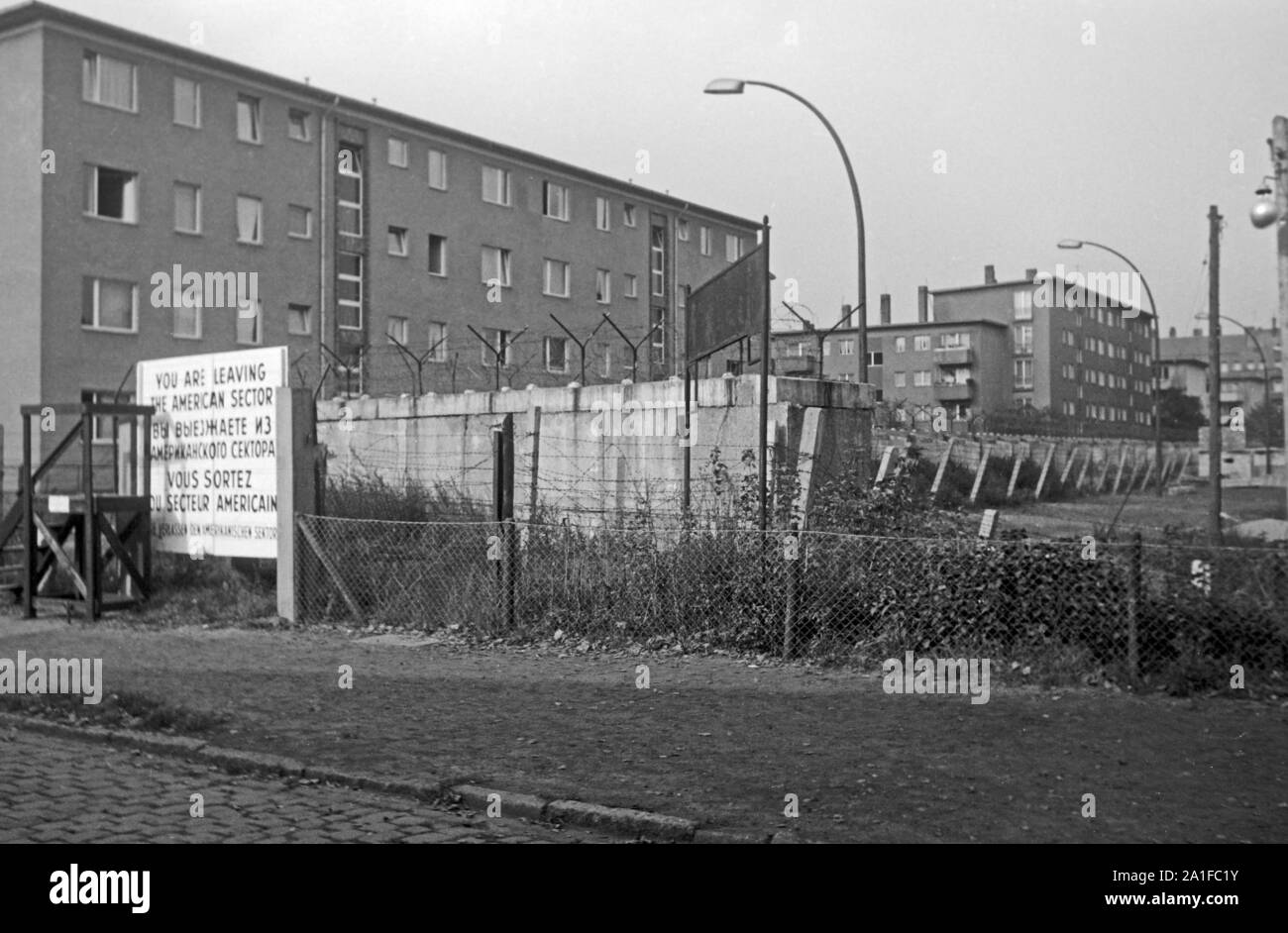 Grenze des amerikanischen Sektors nahe der Treptower Straße in Berlin, Deutschland 1962. Border of the American sector near Treptower street at Berlin, Germany 1962. Stock Photo