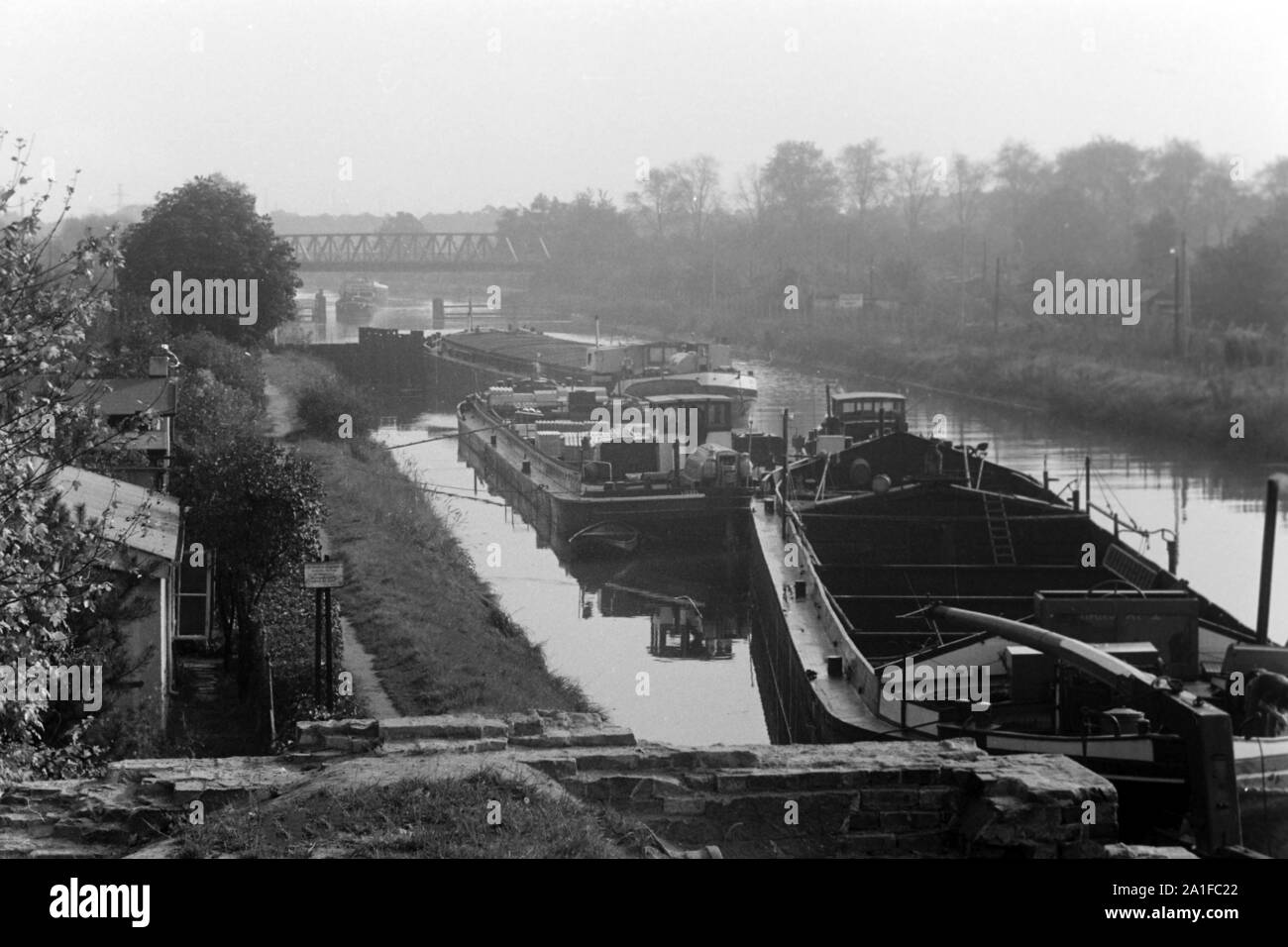 Schlepper und Kähne in einem Kanal um Berlin, Deutschland 1962. Tugboats and barges in a canal around Berlin, Germany 1962. Stock Photo