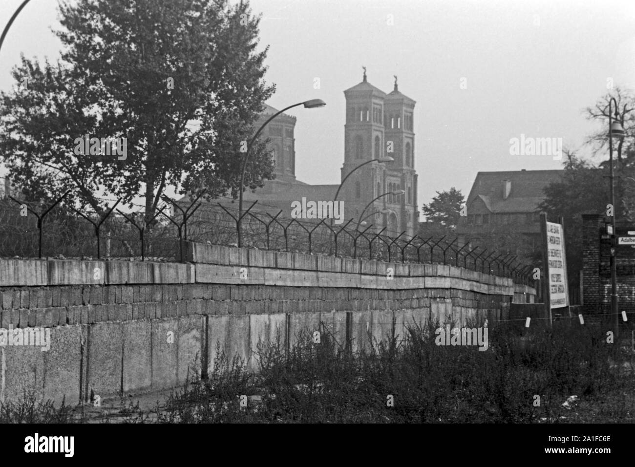 Blick aus dem amerikanischen Sektor auf die Thomaskirche in Berlin Kreuzberg, Deutschland 1962. View from the American sector to the Thomaskirche church at Berlin Kreuzberg, Germany 1962. Stock Photo