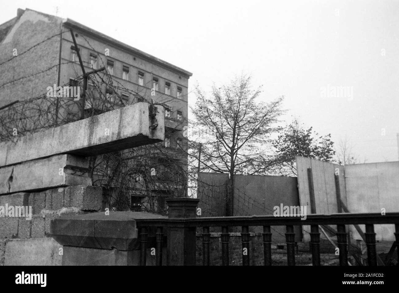 Sichtschutz an der Grenze des amerikanischen Sektors in Berlin, Deutschland 1962. Blind at the border of the American sector in Berlin, Germany 1962. Stock Photo