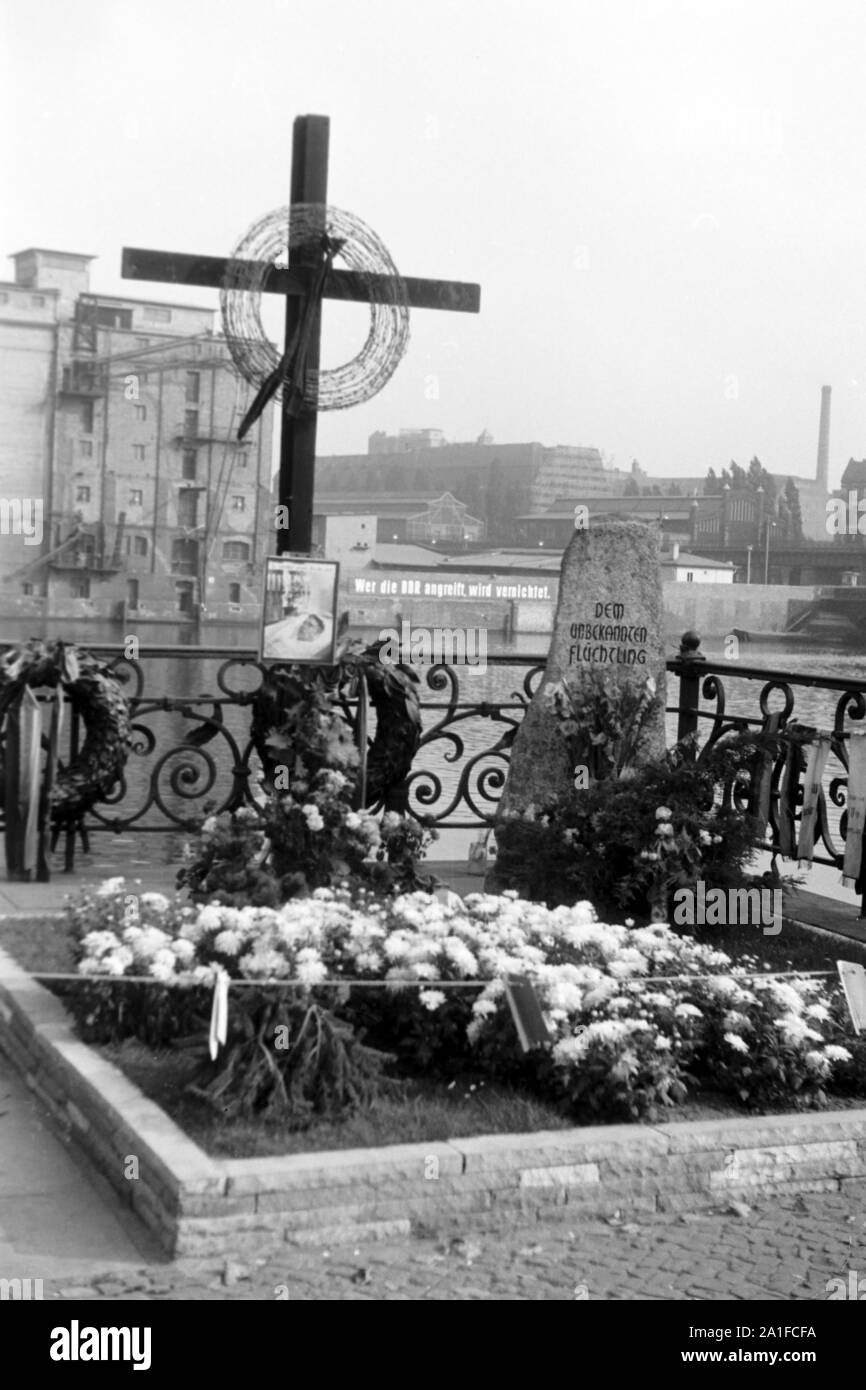Gedenkstätte für einen unbekannten Flüchtling aus der DDR am Kiehlufer in Berlin, Deutschland 1962. Memorial for the unknown refugee from GDR at Kiehlufer street in Berlin, Germany 1962. Stock Photo