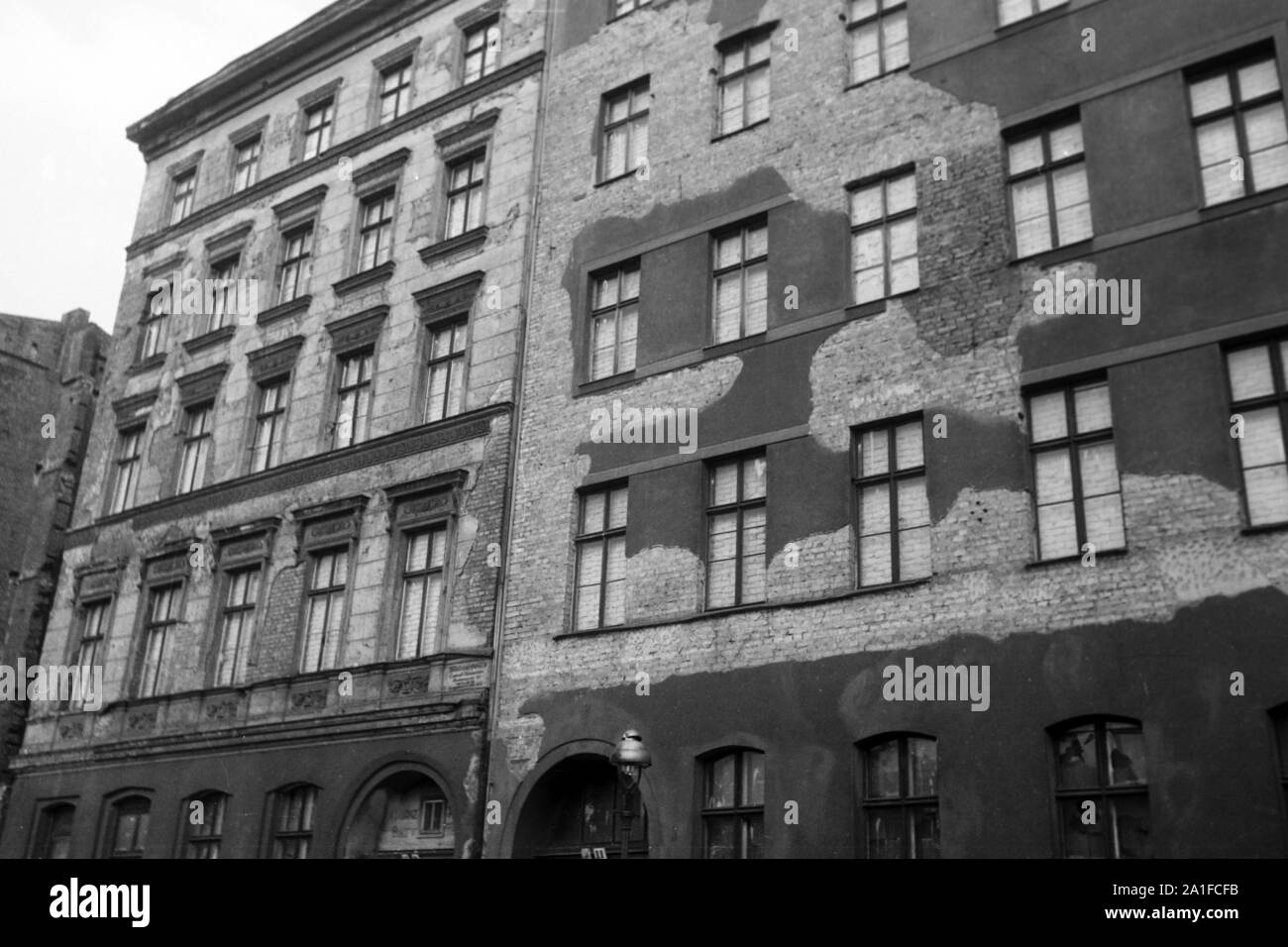 Zugemauerte Fenster in Häusern auf der Ostseite der Mauer in Berlin, Deutschland 1962.  Walled windows in houses on the East side of the wall in Berlin, Germany 1962. Stock Photo