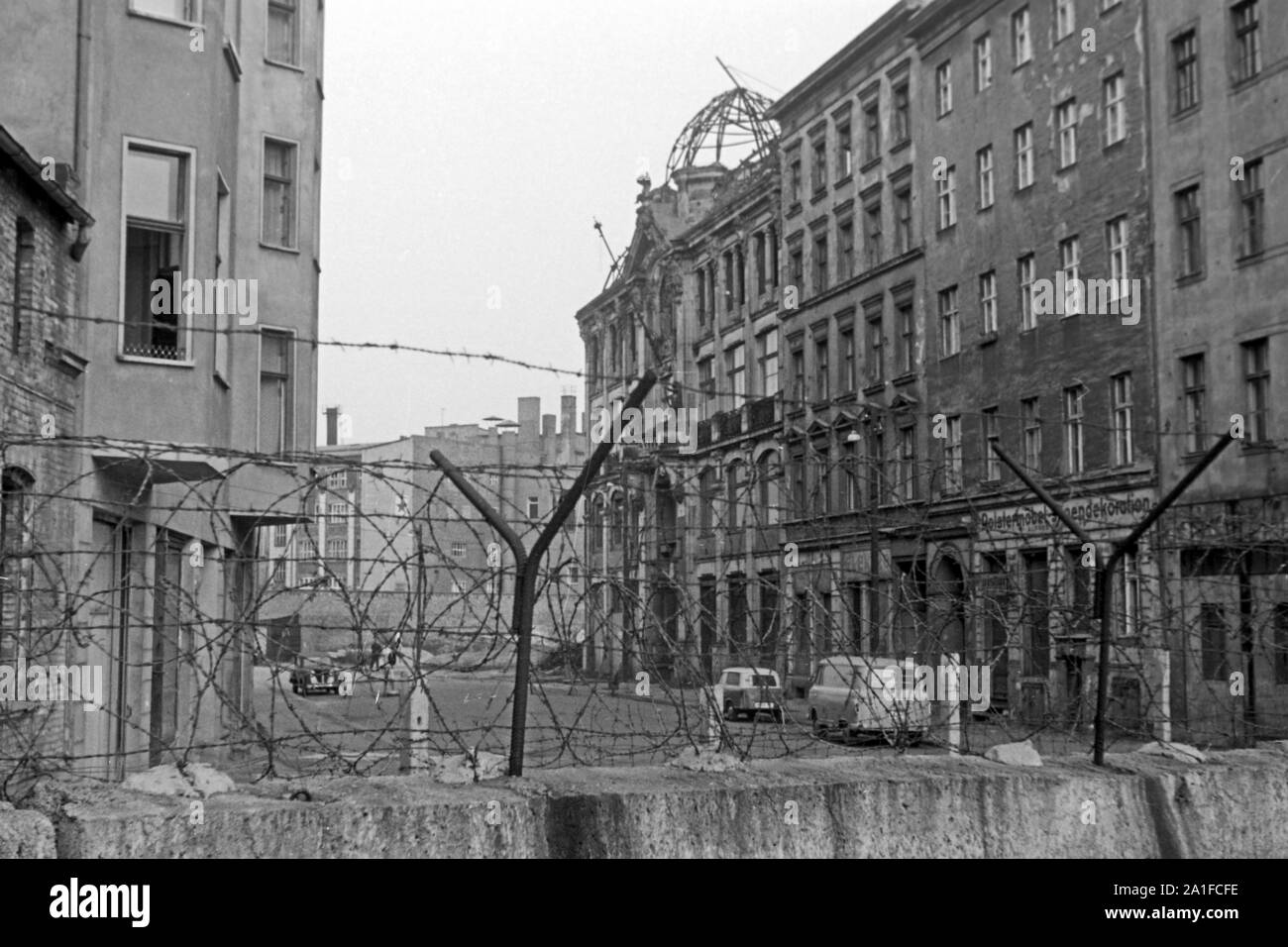 Zugemauerte Fenster in Häusern auf der Ostseite der Mauer in Berlin, Deutschland 1962.  Walled windows in houses on the East side of the wall in Berlin, Germany 1962. Stock Photo