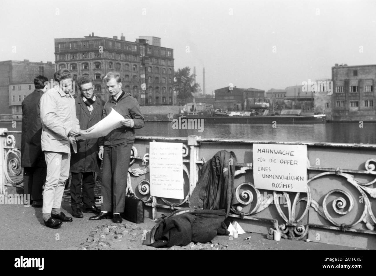 Mahnwache gegen das unmenschliche System der DDR am Kiehlufer in Berlin, Deutschland 1962. Pciekt against the inuman GDR system at Kiehlufer street in Berlin, Germany 1962. Stock Photo
