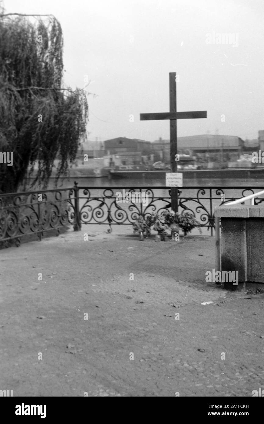 Gedenkstätte für einen unbekannten Flüchtling aus der DDR am Kiehlufer in Berlin, Deutschland 1962. Memorial for the unknown refugee from GDR at Kiehlufer street in Berlin, Germany 1962. Stock Photo