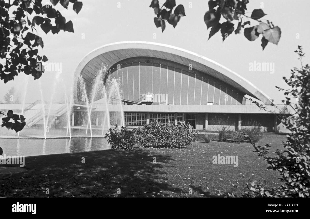 Die Kongresshalle an der John Foster Dulles Allee im Ortsteil Tiergarten in Berlin, Deutschland 1962. Congress and event hall at Tiergarten area in Berlin, Germany 1962. Stock Photo
