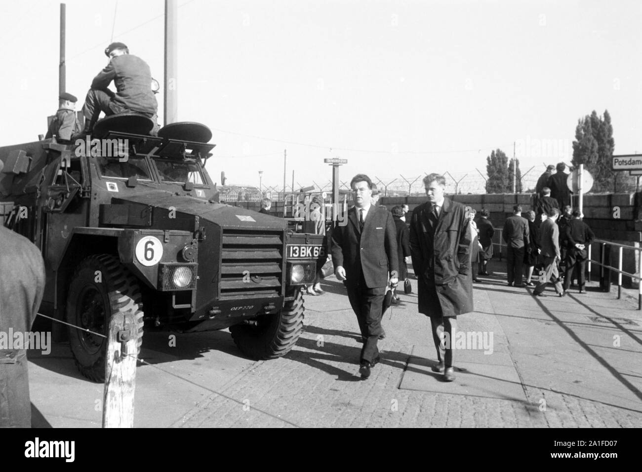 Menschen am Potsdamer Platz in Berlin mit alliiertem Militärfahrzeug, Deutschland 1962. People at Potsdamer Platz square in Berlin with Allied military vehicle, Germany 1962. Stock Photo