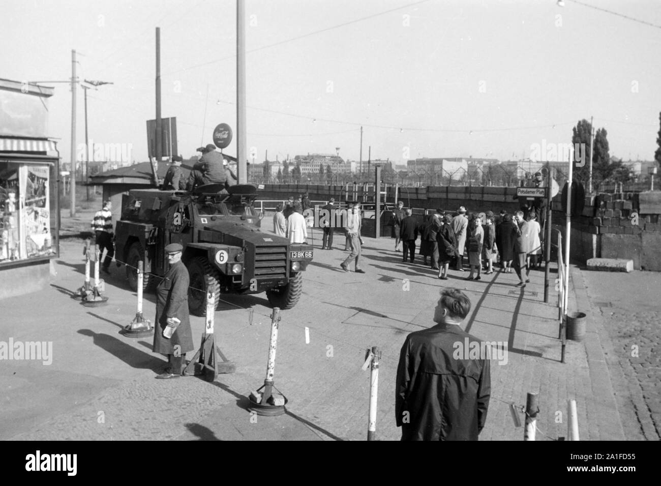 Menschen am Potsdamer Platz in Berlin mit alliiertem Militärfahrzeug, Deutschland 1962. People at Potsdamer Platz square in Berlin with Allied military vehicle, Germany 1962. Stock Photo
