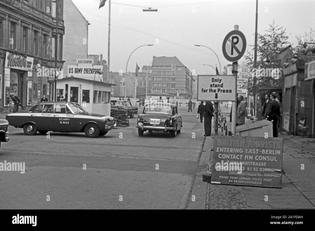 Checkpoint Charlie in der Kochstraße in Berlin, Deutschland 1962. Allied army checkpoint Charlie at Kochstrasse street in Berlin, Germany 1962. Stock Photo
