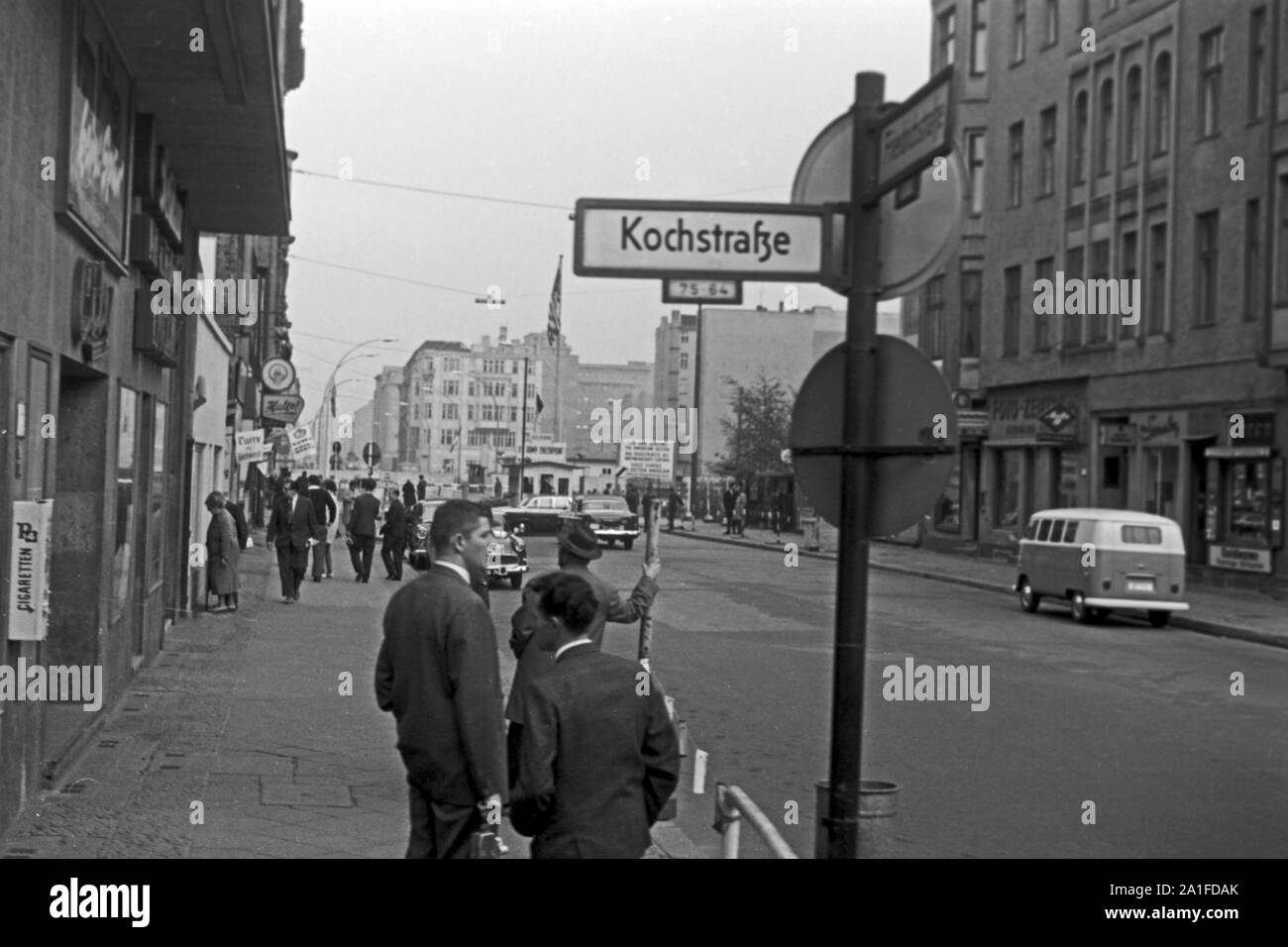 Checkpoint Charlie in der Kochstraße in Berlin, Deutschland 1962. Allied army checkpoint Charlie at Kochstrasse street in Berlin, Germany 1962. Stock Photo