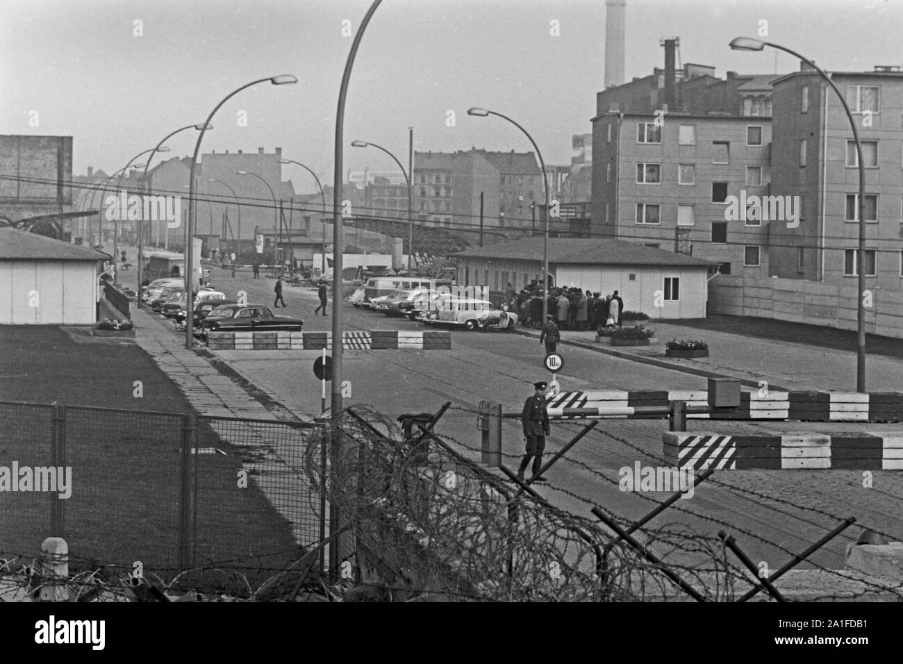 Am Grenzübergang Sebastianstraße in Berlin, Deutschland 1962. At the ...