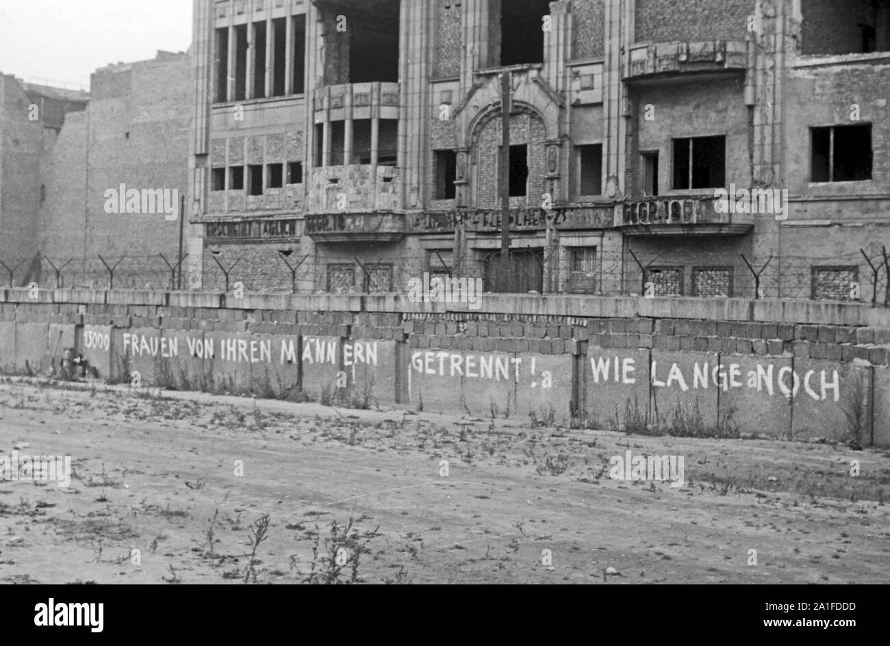 Berliner Mauer mit dem Slogan '13000 Frauen von ihren Männern getrennt! Wie lange noch?', Deutschland 1962. Berlin wall with the slogan '13000 women separated from their men! How long?', Germany 1962. Stock Photo