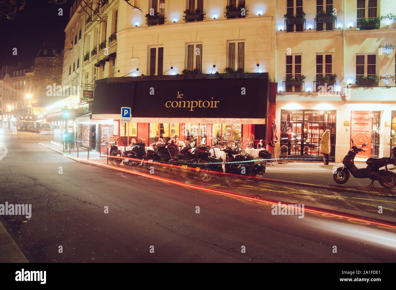 Street paris bars night hi-res stock photography and images - Alamy