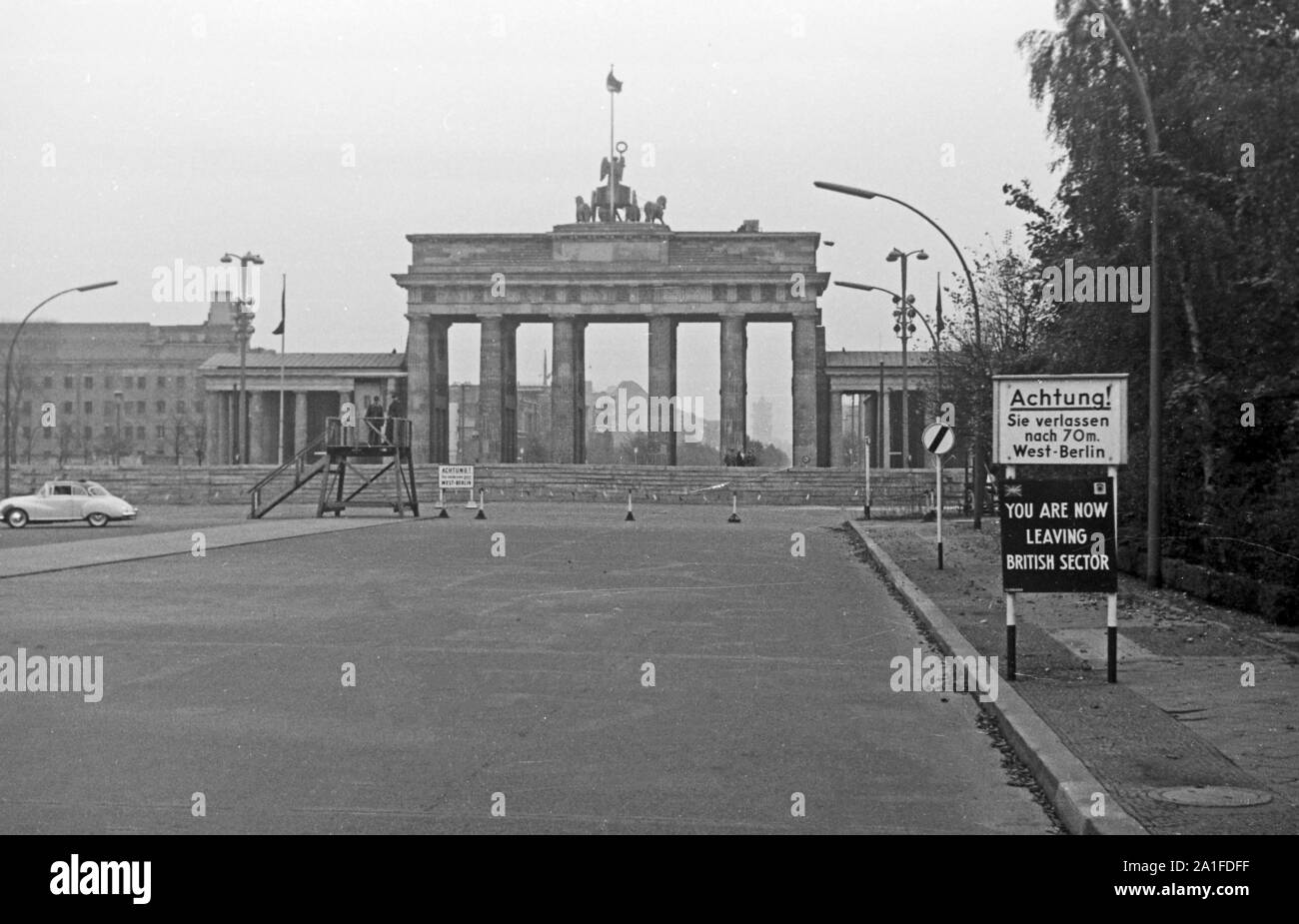 Grenzbereich um das abgetrennte Brandenburger Tor in Berlin, Deutschland 1962. Border facilites around the separated Brandenburg gate at Berlin, Germany 1962. Stock Photo