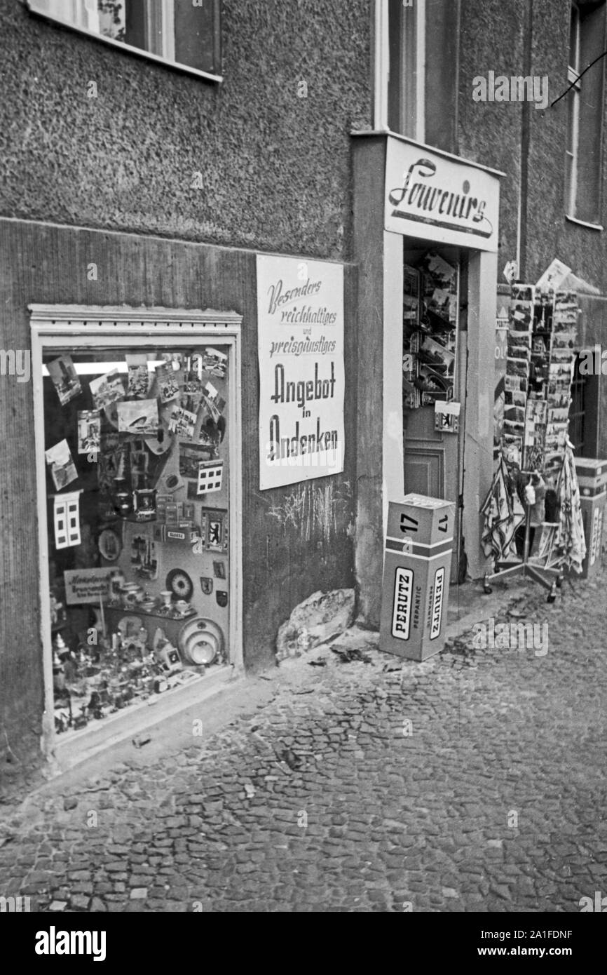 Souvenir- und Andenkenladen in Berlin, Deutschland 1962. Souvenir shop at Berlin, Germany 1962. Stock Photo
