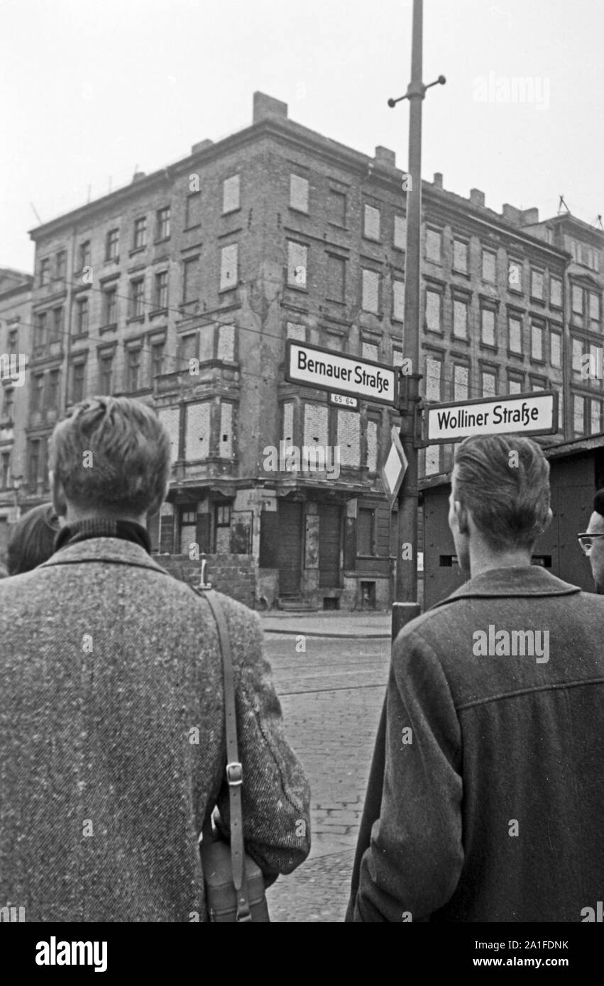 Männer an der Ecke Bernauer und Wolliner Straße in Berlin, Deutschland 1962. Men at the corner of Bernauer and Wolliner street at Berlin, Germany 1962. Stock Photo