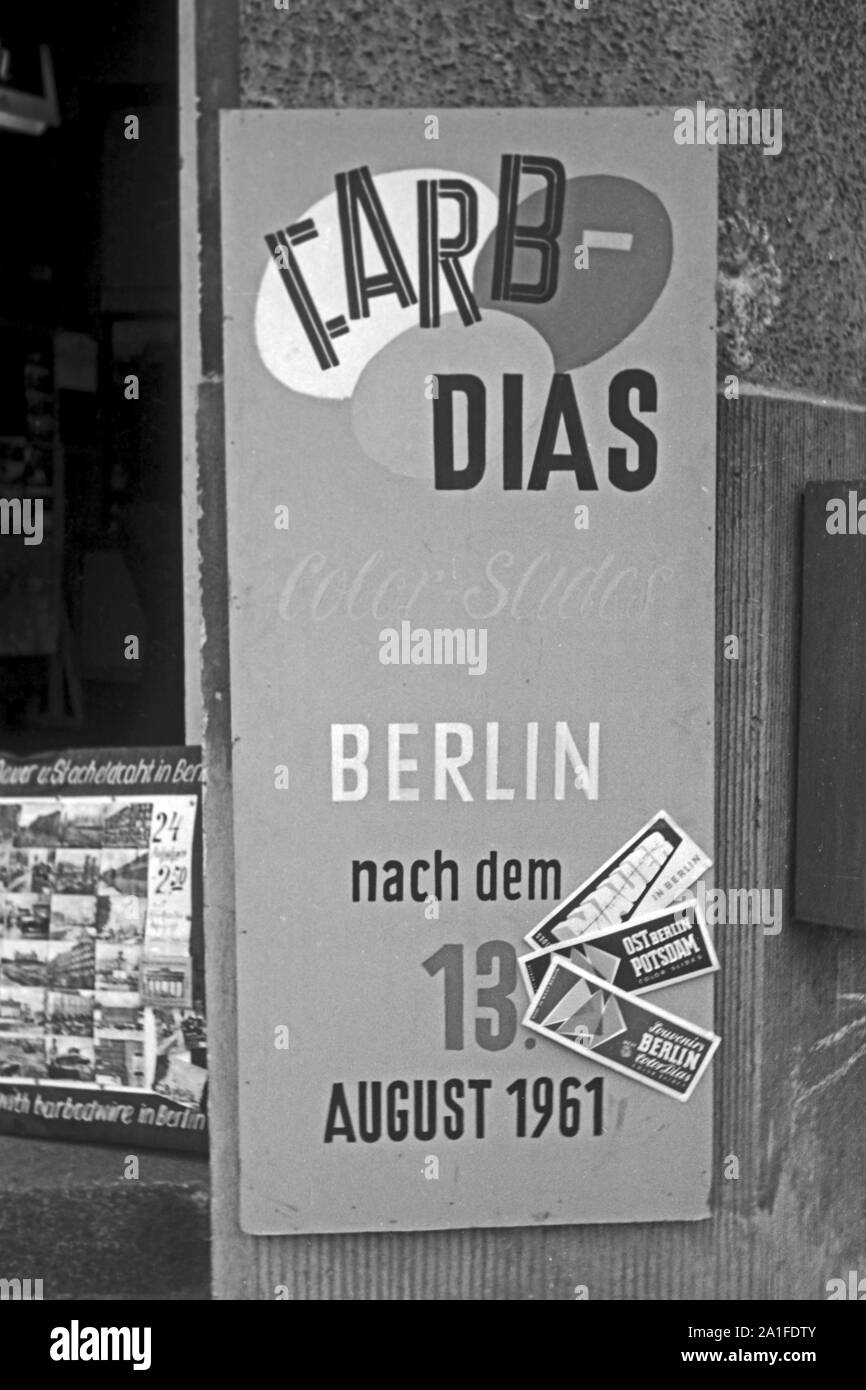 Ein Souvenir- und Andenkenladen bietet eine Fotoserie vom durch Mauer und Stacheldraht getrennten Berlin an, Deutschland 1962. Offer at a souvenir shop in Berlin, Germany 1962. Stock Photo