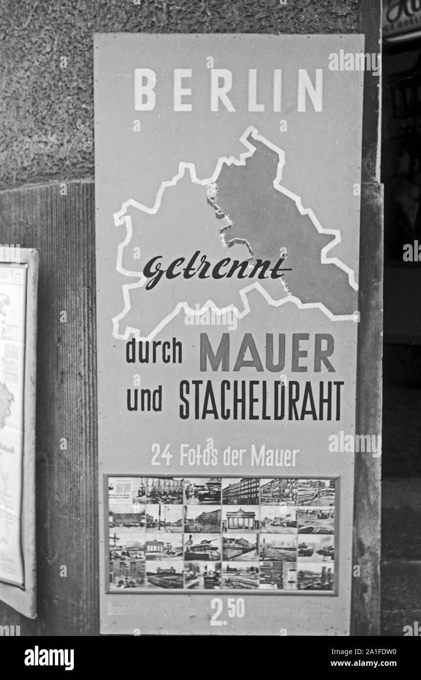 Ein Souvenir- und Andenkenladen bietet eine Fotoserie vom durch Mauer und Stacheldraht getrennten Berlin an, Deutschland 1962. Offer at a souvenir shop in Berlin, Germany 1962. Stock Photo