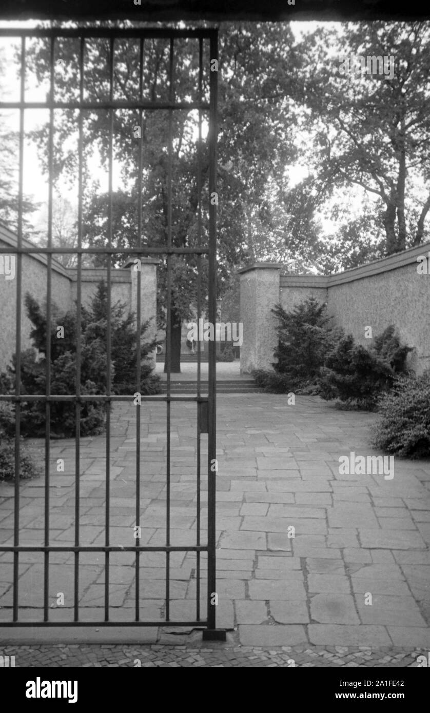 Eingang zu einem Friedhof in Berlin, Deutschland 1962. Entrance to a cemetery at Berlin, Germany 1962. Stock Photo