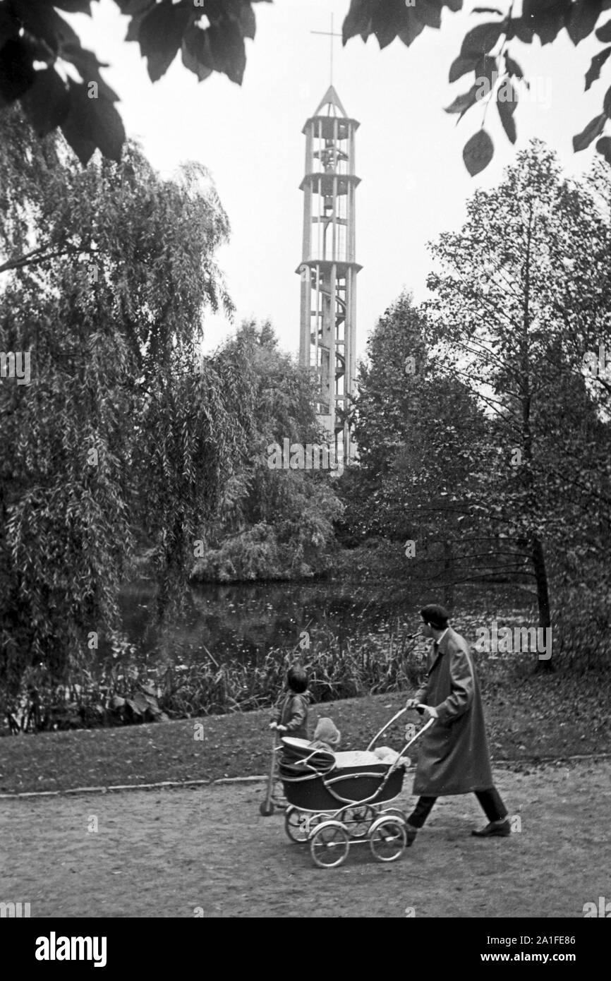 Park mit dem Kirchturm der Kaiser-Friedrich-Gedächtniskirche im Hansaviertel in Berlin, Deutschland 1962. Public garden with the belfry of the Kaiser Friedrich Memorial church at Hansa quartier in Berlin, Germany 1962. Stock Photo