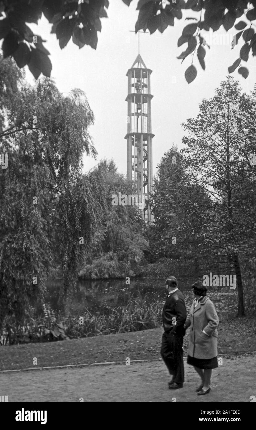 Park mit dem Kirchturm der Kaiser-Friedrich-Gedächtniskirche im Hansaviertel in Berlin, Deutschland 1962. Public garden with the belfry of the Kaiser Friedrich Memorial church at Hansa quartier in Berlin, Germany 1962. Stock Photo