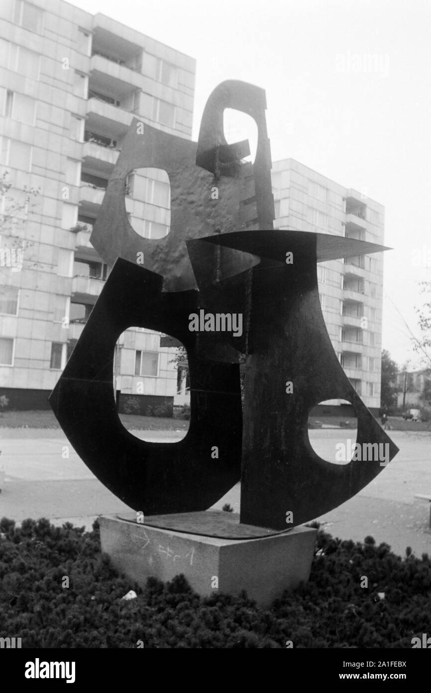 Modernes Kunstwerk im Hansaviertel in Berlin, Deutschland 1962. Modern art at Hansaviertel quarter in Berlin, Germany 1962. Stock Photo