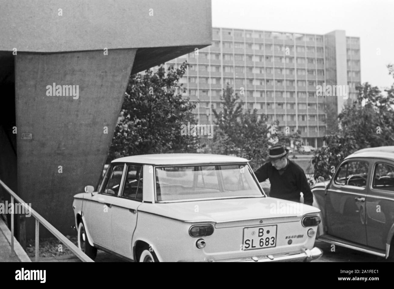 Mann an seinem NSU Auto im Hansaviertel in Berlin, Deutschland 1962. Man with his NSU car at Hansaviertel quarter in Berlin, Germany 1962. Stock Photo