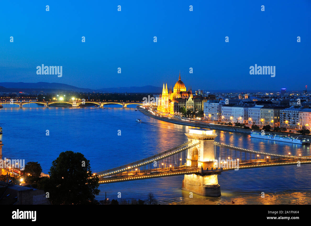 Szechenyi Chain Bridge and the Parliament at twilight. Budapest, Hungary Stock Photo