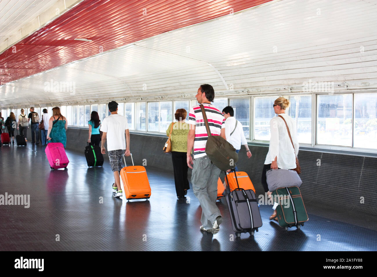 советы путешественникам в аэропорту. люди работающие в аэропорту. люди работающие в аэропорту. деловое путешествие. человек у стойки регистрации.