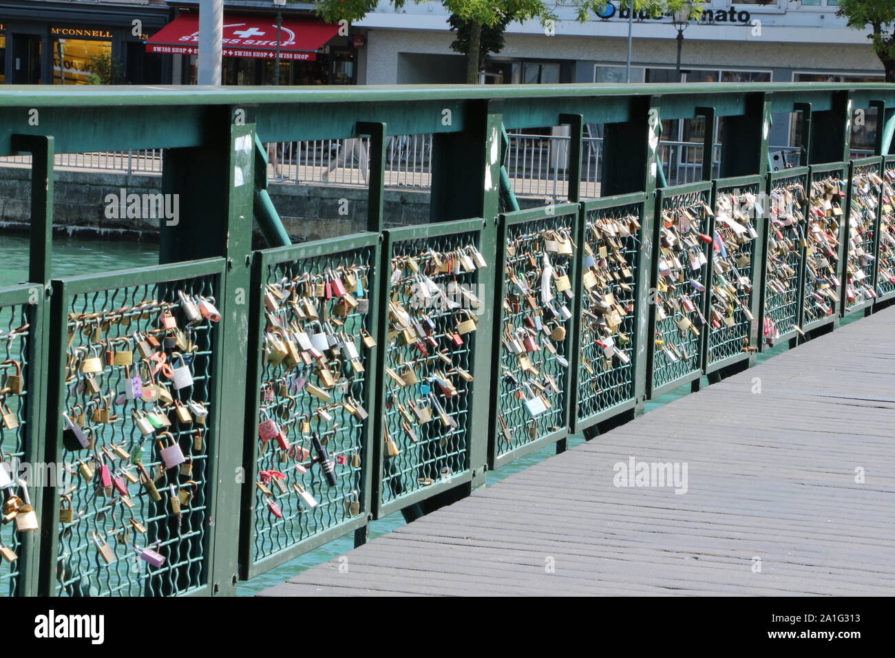 Vorhängeschlösser an einem Brückengeländer im Zentrum von Zürich Stock Photo