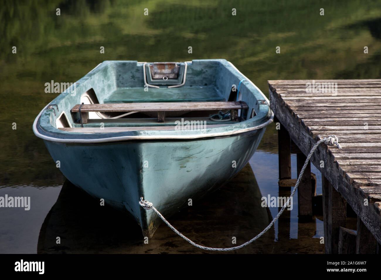 Rowing boat moored at a jetty at a Scottish loch Stock Photo - Alamy