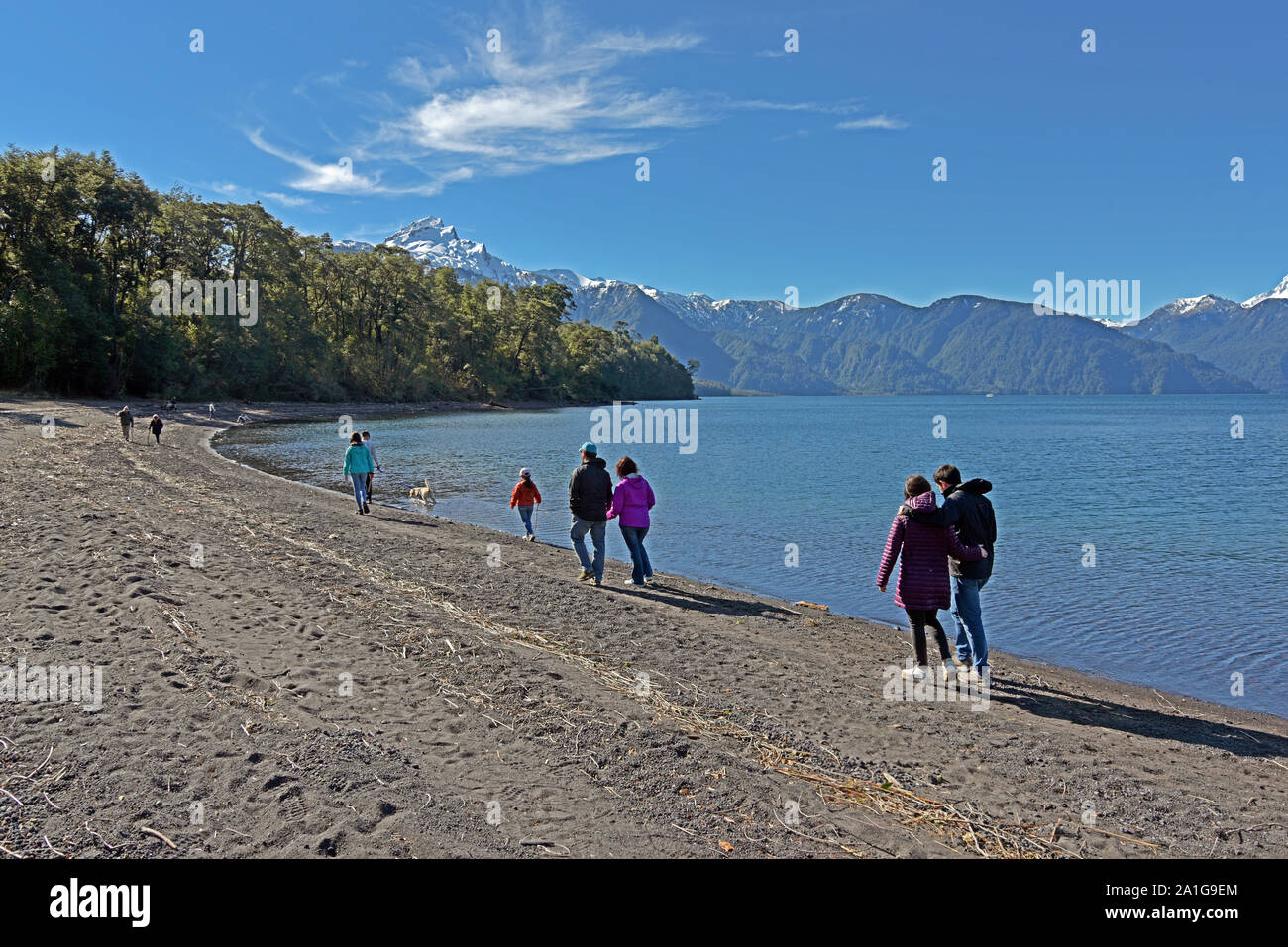 gente al borde del lago llanquihue Stock Photo