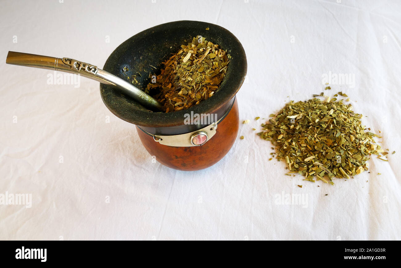 Mate calebasse calebasse bombilla en métal métal paille pava théière et  fiole avec de la yerba mate herbs isolated over white background Photo  Stock - Alamy